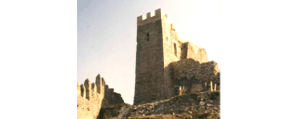 Torre Poniente y muro adyacente (constituyen una parte integrante de la muralla del recinto superior del conjunto monumental de castillo de Xivert)