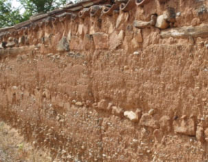 Muro de tapia con verdugadas de mampuestos