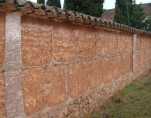 Muro de tapia reforzado con brencas de yeso y pilares de yeso
