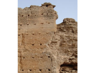 Muro de tapia con piedras y mortero de cal en su interior